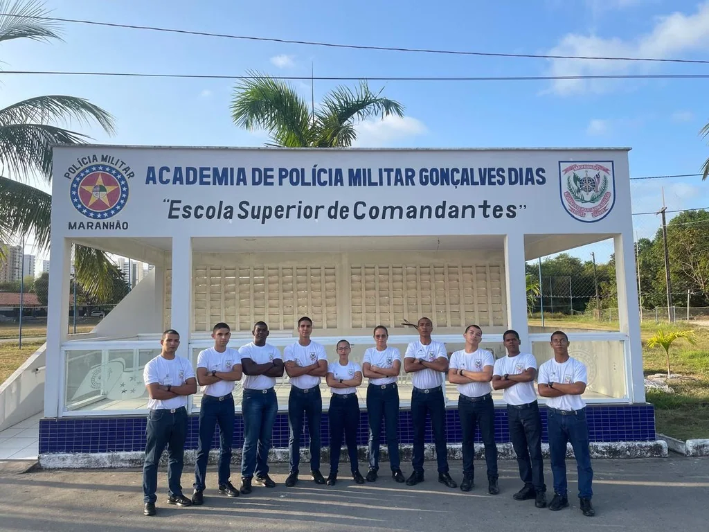 Aprovados em frente à academia do Bombeiro Militar